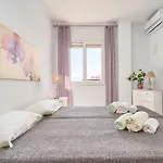 Апартаменти With Stunning Views *